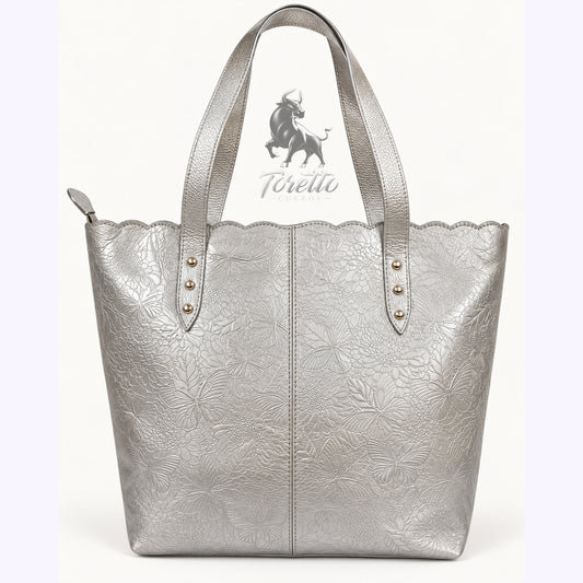 Bolso Dalia de Toretto Cueros en cuero plateado con diseño Mariposas Grabadas, vista frontal