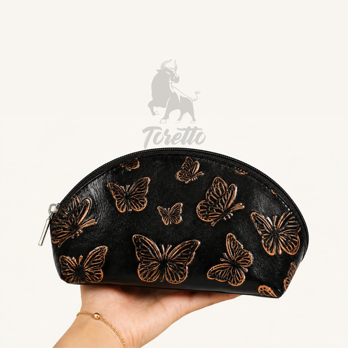 Cosmetiquera Verona de Toretto Cueros en cuero negro con diseño Mariposa Visos, vista Lifestyle